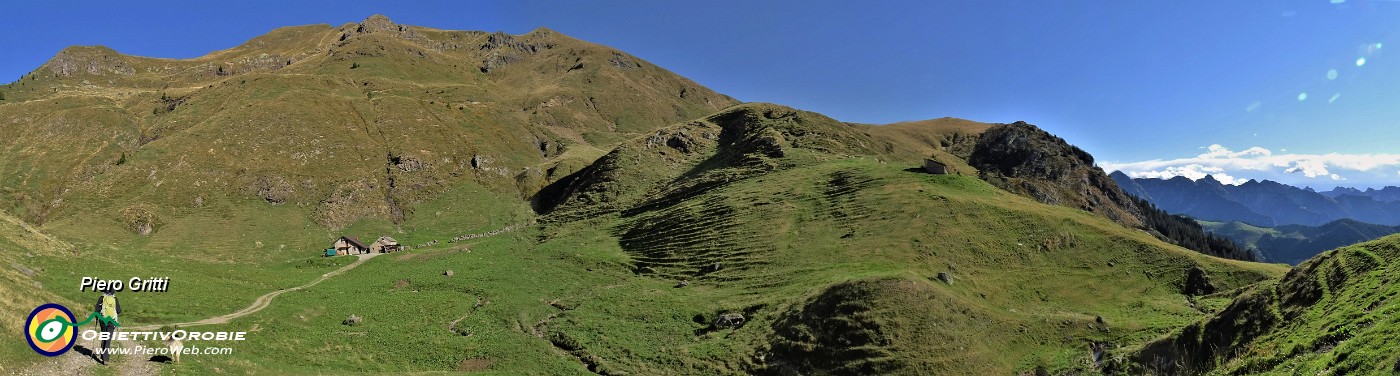 15 Ci abbassiamo alla Casera Foppa (1750 m) per poi risalire a dx alle Baite della croce (1812 m) e alla selletta del Collino (1862 m).jpg